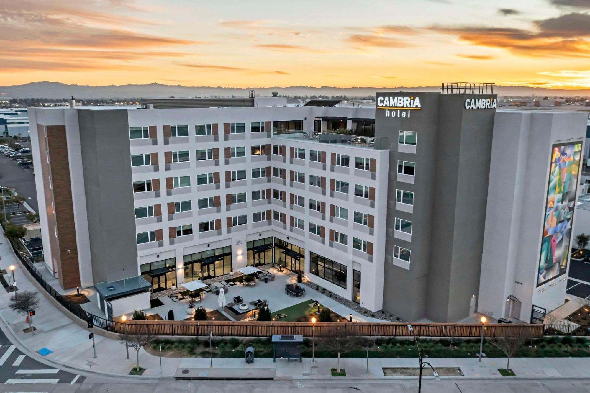 Cambria Hotel Burbank Airport Extérieur photo