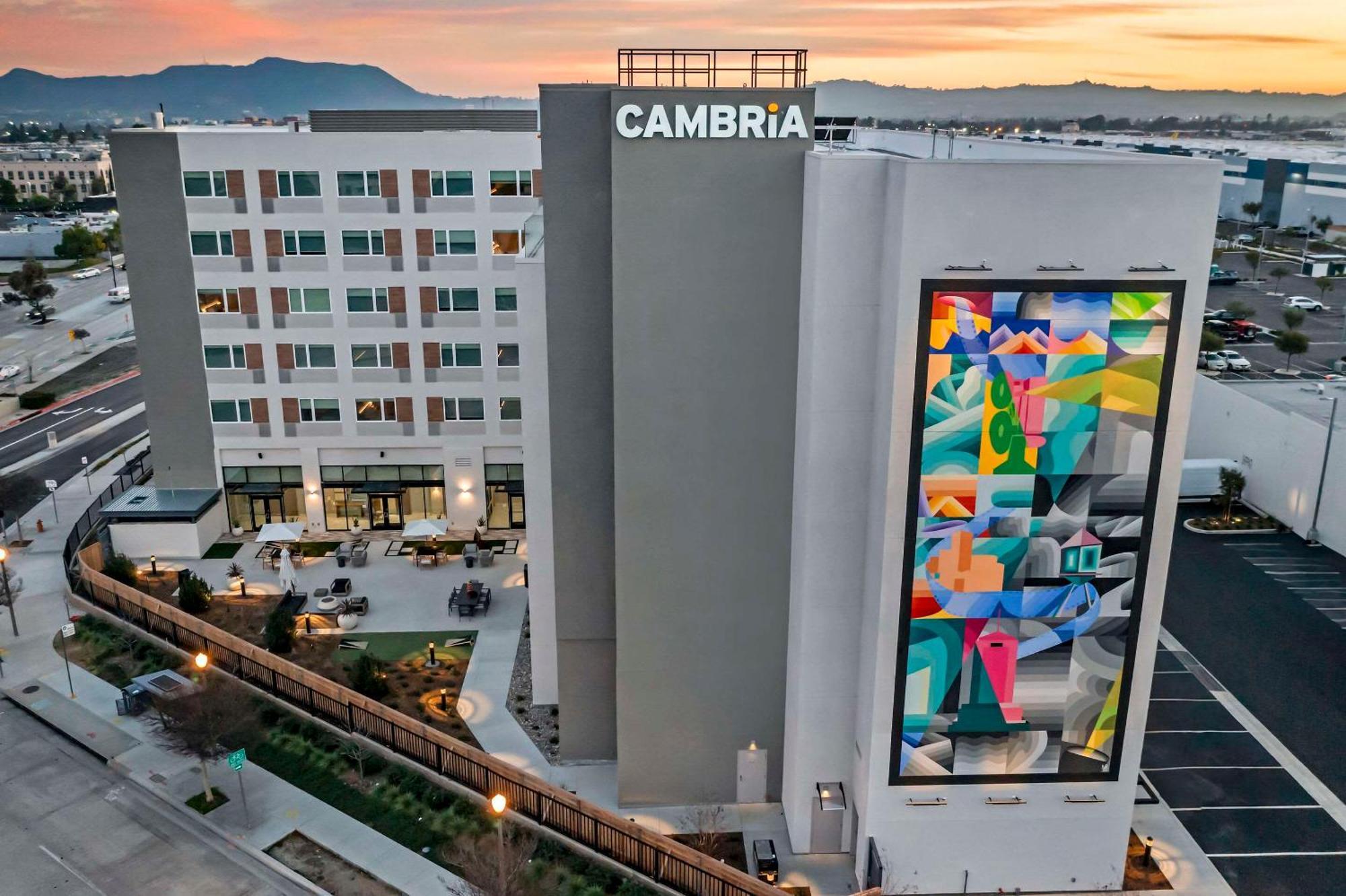 Cambria Hotel Burbank Airport Extérieur photo