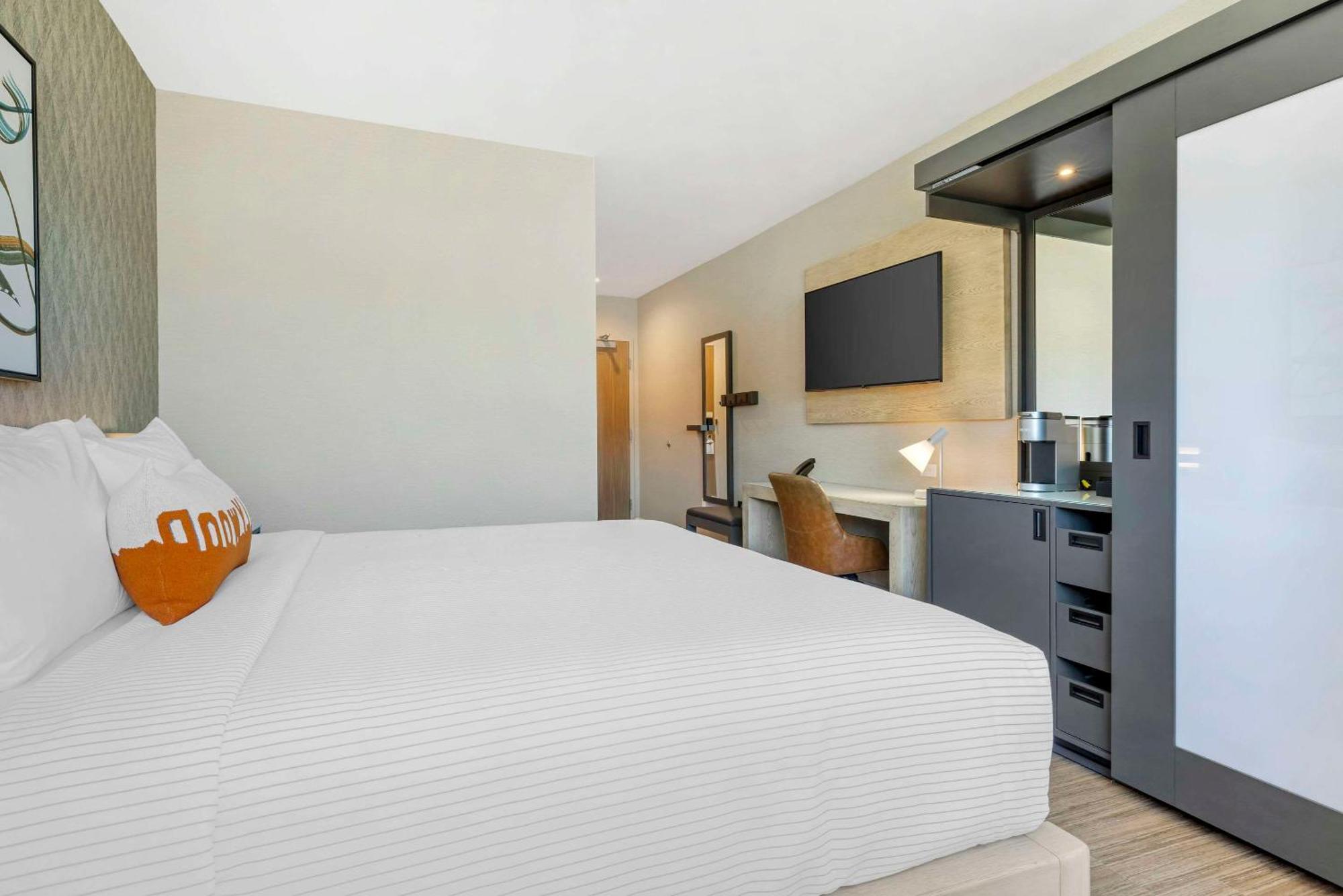 Cambria Hotel Burbank Airport Extérieur photo